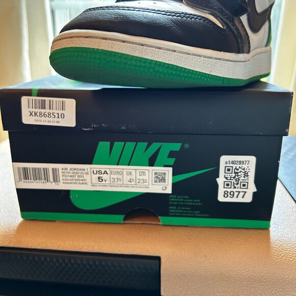 NIKE Air Jordan 1 Retro High OG Grade School - Picture 4 of 11